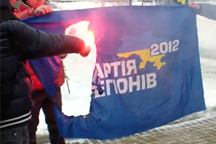 Возле памятника Шевченко свободовцы сожгли флаг. ВИДЕО