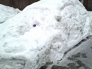 Полицейские выписали штраф снежной скульптуре, приняв ее за настоящее авто (ФОТО)
