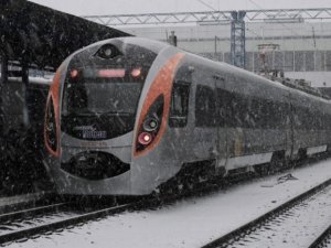 Несмотря на рекордные снегопады Укрзализныця не отменила ни одного поезда