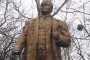 Теперь досталось Ленину на Полтавщине: вождю  повредили лицо и руку (ФОТО)
