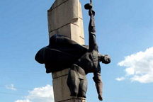 В Крыму восстановят изуродованный памятник советским воинам (ФОТО)