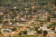 Под завалами дома в Руанде находятся около ста человек