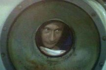 Путин залез в батискаф и погрузился на дно