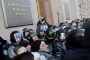 250 оппозиционеров уже протестуют под Киевсоветом