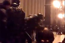 Как «Беркут» избивал не оказывающих сопротивления митингующих (Видео)