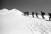ЧП на высоте 5100 м: украинские туристы сорвались с обрыва на Эльбрусе
