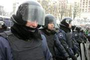 В Киеве пикетируют Администрацию президента: на Банковой выставили 2 кордона милиции