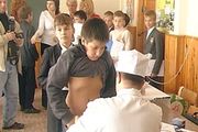 Азаров приказал проверить здоровье всех школьников до 10 апреля