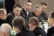 Янукович проводит встречу с лидерами оппозиции