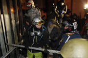 Митингующие взяли Украинский дом: сотрудников «Беркута» в здании не оказалось
