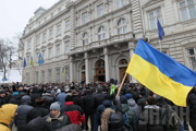 Во львовской ОГА протестующие подрались со "свободовцами" за контроль над зданием