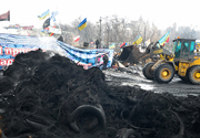 Коммунальщики ликвидировали баррикады на Грушевского и Парковой аллее