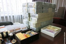 Зачем нам занимать миллиард, если заморозили счета Януковича, у которого 12,5 млрд.? - экономист