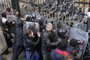 Люди, ворвавшиеся в здание СБУ в Луганске, захватили оружие - СМИ