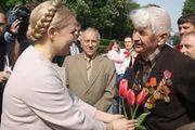 Тимошенко низко поклонилась седовласым ветеранам