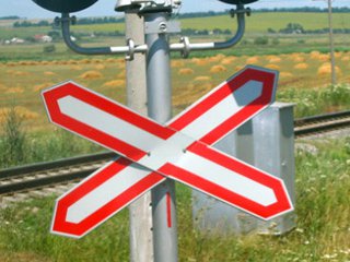 Повреждение участка пути Донецкой железной дороги может привести к остановке ряда метпредприятий Донбасса