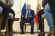 В России есть несколько групп влияния, между которыми балансирует Путин - политолог 