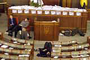 Парламент спит – служба идет
