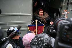 "И тебя, бабуля, демократизируем!"