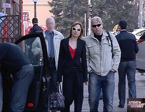  Журналистка Елена Солодовникова ведет Олеся Бузину на встречу с прекрасным, о чем тот еще не подозревает