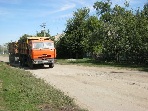 Многотонные машины не дают людям спокойно жить и угрожают их домам и здоровью