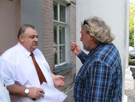 Алексаендр Драников (справа) задает острые вопросы чиновнику Полунину
