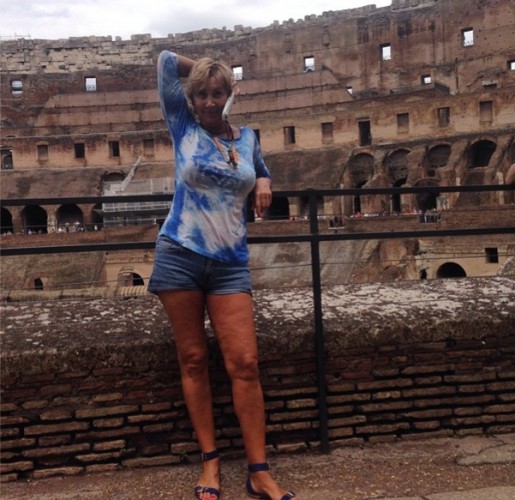 51-летняя жена Прохора Шаляпина оголила ножки в знойной Италии. ФОТО