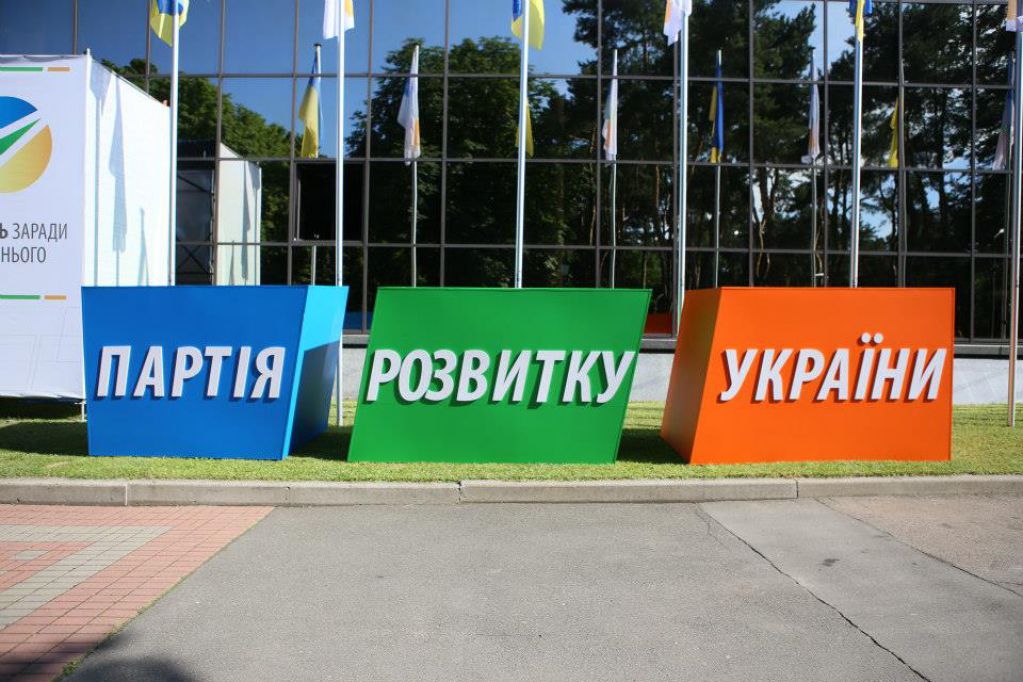 Пора съездов: за кем пойдет Восток Украины