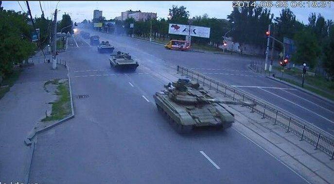 По Луганску снова прошла колонна боевой техники
