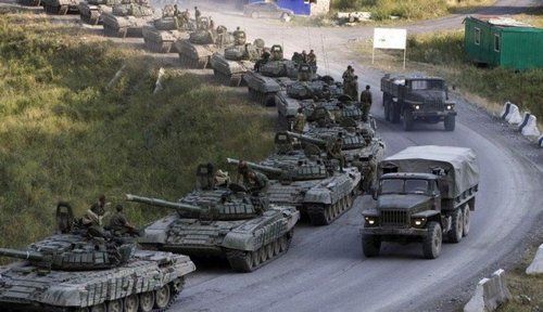 Россия формирует линию обороны и стягивает танки к Украине
