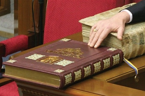 Венецианская комиссия обещает быстро проработать изменения в Конституцию Украины