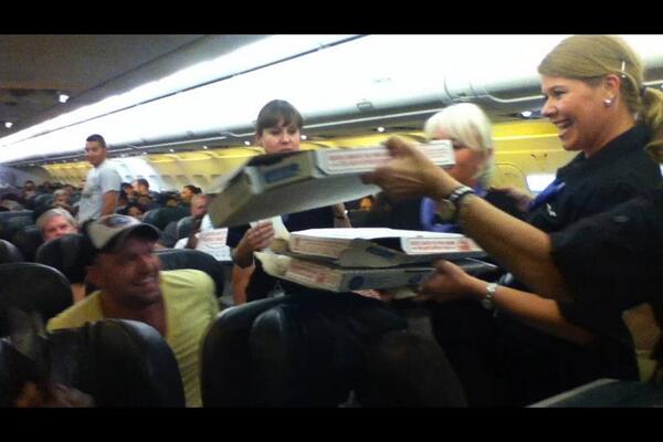 Пилот, заказавший пиццу для застигнутых штормом пассажиров, стал настоящим героем
