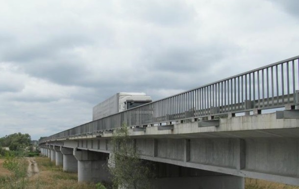 Поврежден автодорожный мост на трассе Ростов - Харьков