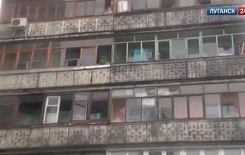 В Луганске под обстрел попал жилой дом. ВИДЕО