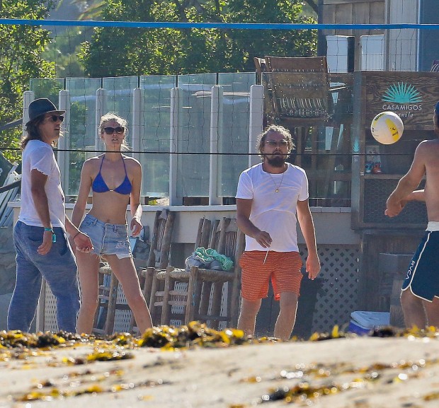 Красавица-модель «выгуливает» пузатенького Ди Каприо на пляже. ФОТО