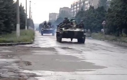 К Донецку движется колонна украинской бронетехники. ВИДЕО