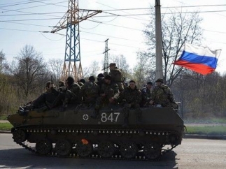 По центру Донецка «продефилировала» колонна террористов под российскими знаменами