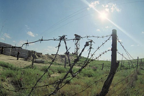 Россия на западной границе ставит колючий забор, Украина на восточной роет траншеи и подключает сигнализацию 