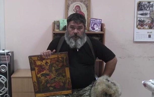 «Ополченец» Бабай успокоил жителей Крыма и подарил им икону. ВИДЕО