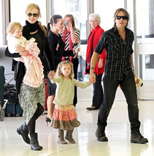 Папарацци застали в аэропорту Николь Кидман с семьей. ФОТО