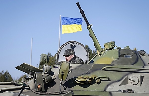Украинских военных уже обстреливают с моря