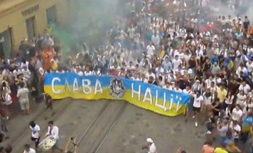 Футбол объединяет: ультрас провели во Львове марш единства. ВИДЕО