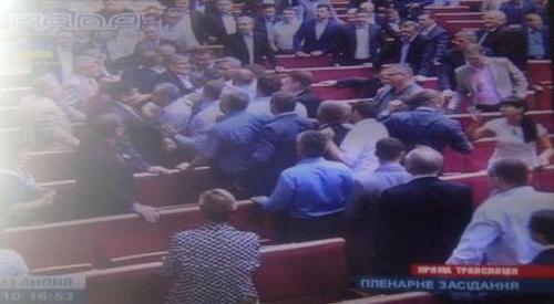 Депутаты снова пошли стенка на стенку. Симоненко выгнали из зала ВР