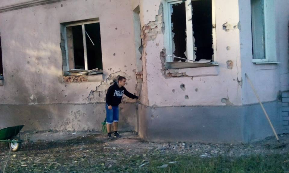 Многоквартирный дом в Донецке после обстрела из «Града». ФОТО