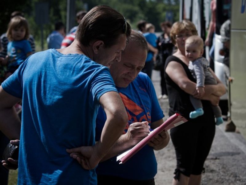 «Отдыхающих» мужчин-беженцев из Донбасса начали брать на воинский учет 