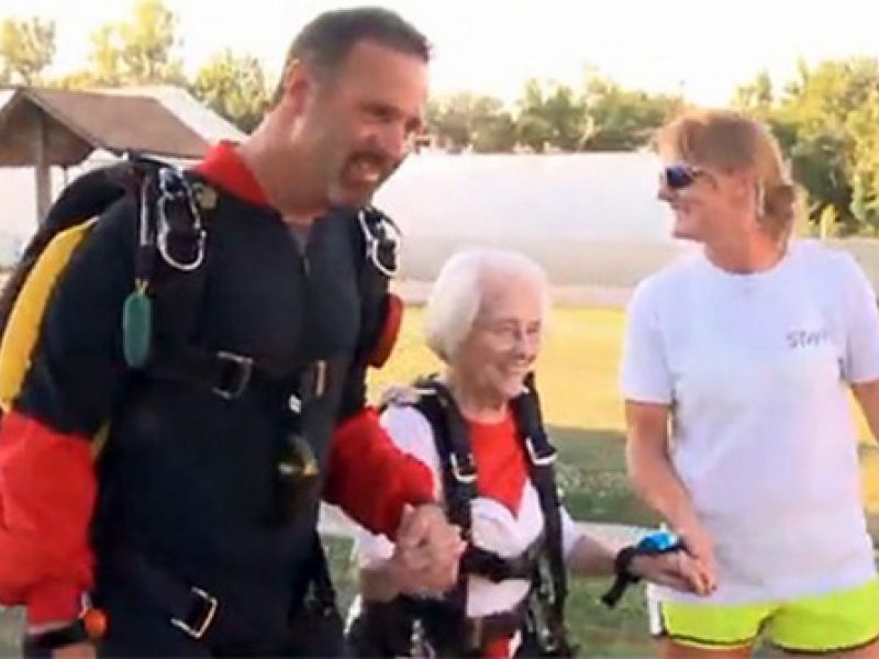 Американка отметила 91-летие прыжком с парашютом