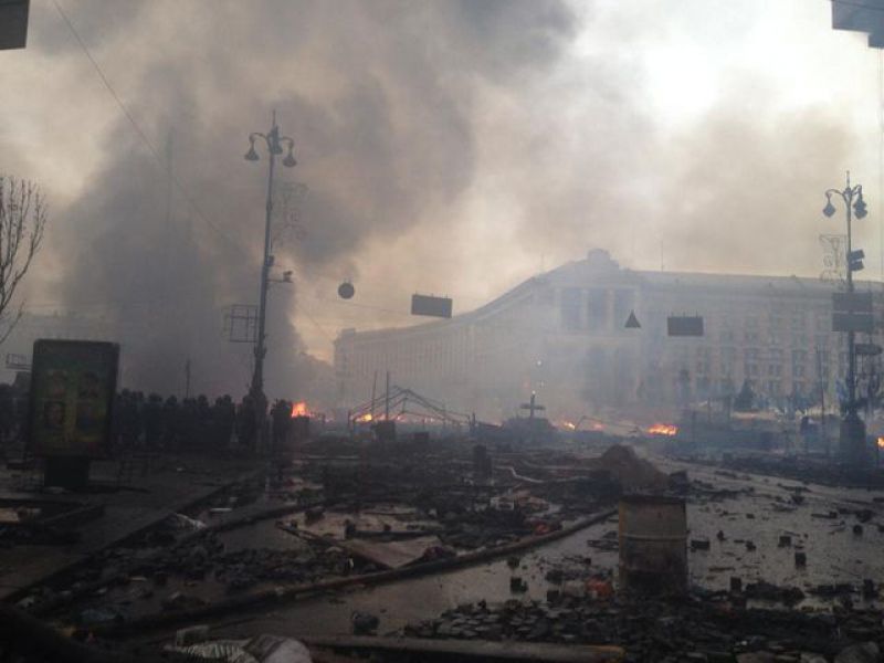 Майдан заволокло черным дымом: пожар, взрывы, драка. ФОТО, ВИДЕО (дополнено)
