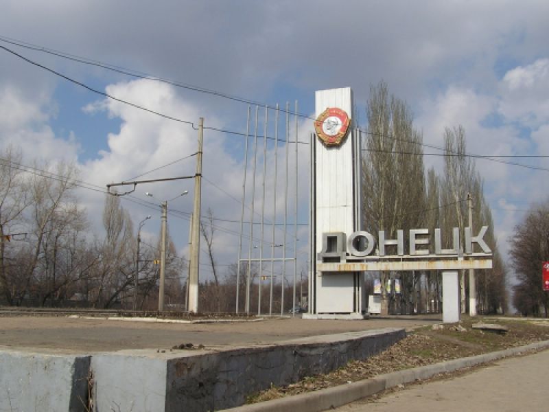 Донецк обстреливают: горожан просят укрыться в безопасных местах! ВИДЕО
