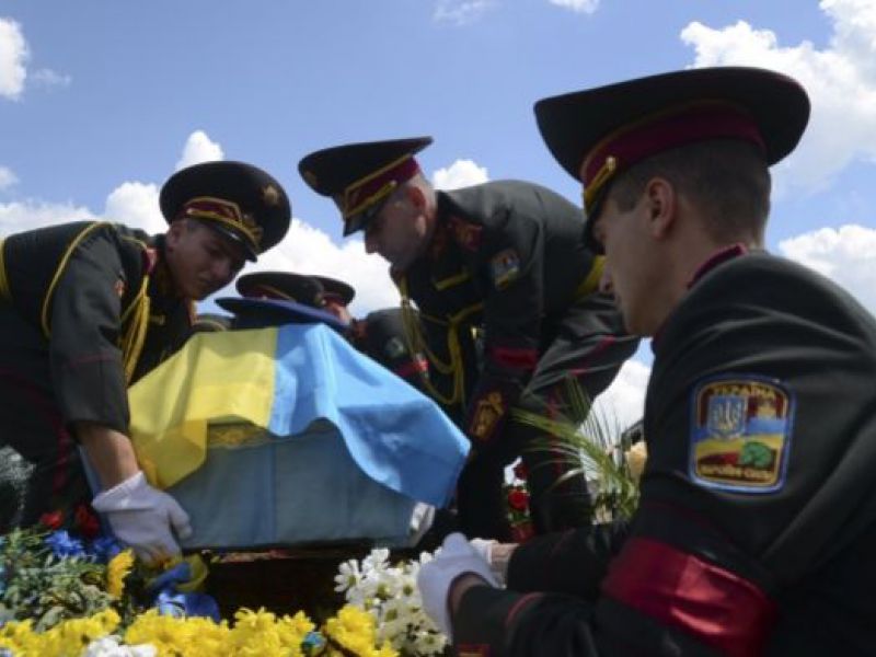 У Яценюка назвали цену жизни военнослужащего, погибшего в ходе АТО