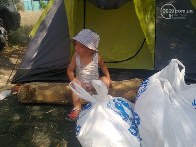 Беженцы с пятью детьми живут в палатке под Мариуполем. ФОТО
